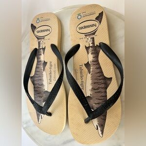 NWOT HAVAIANAS INTERNATIONAL CONSERVATIVE FLIP-FLOP SANDAL, STRAW BEIGE/BLACK